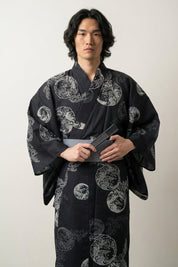 Yukata noir homme Tsukinami coton motif vagues médaillons lunaires blanc obi gris bleu manches larges style streetwear japonais Japanstreet