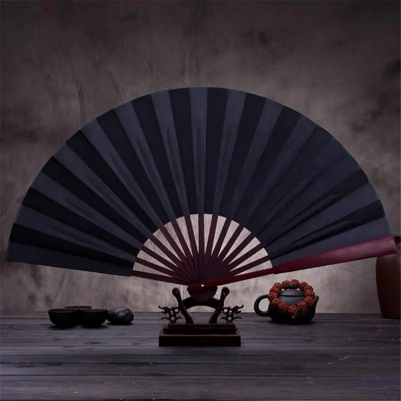 Grand éventail japonais sensu, format XL en bambou et tissu, vue contextuelle sur fond sombre — Japanstreet