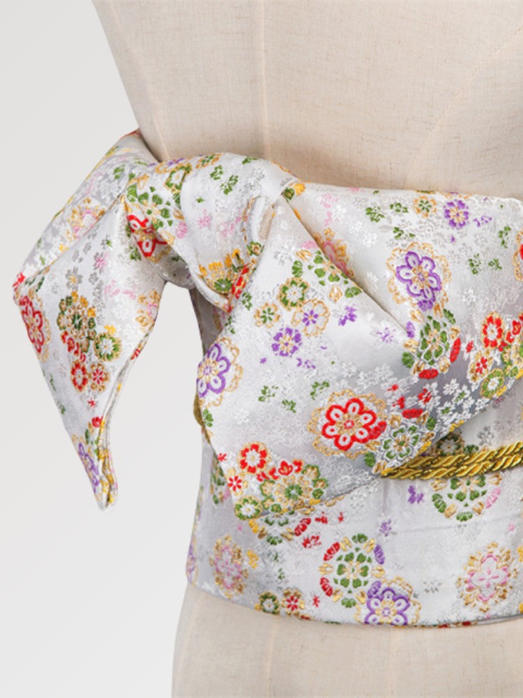 Ceinture obi femme blanc tissé de pruniers stylisés et fleurs — vue de côté noué sur mannequin — Japanstreet