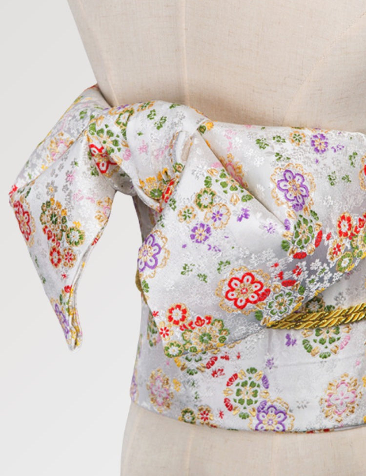Ceinture obi blanche au motif fleuri et légèrement satiné pour votre kimono