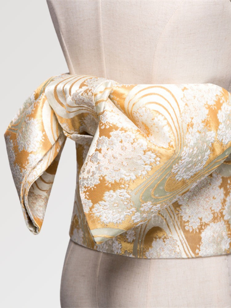Ceinture obi femme doré aux fleurs blanches lumineuses tissées — vue de côté noué sur mannequin — Japanstreet