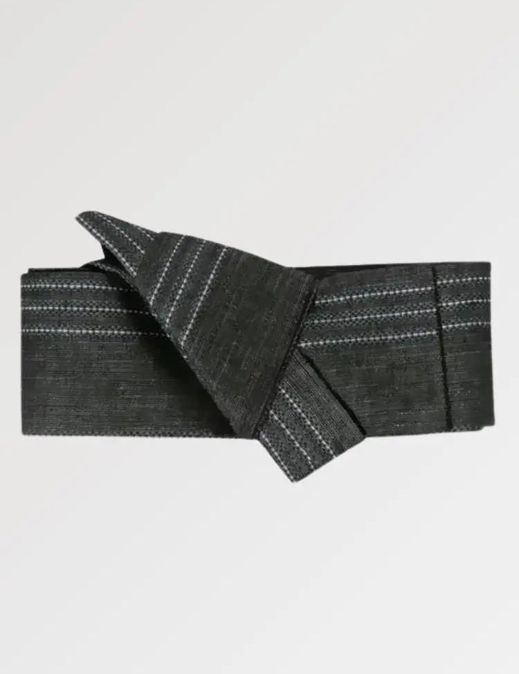 La ceinture obi japonais pour homme dans une teinte sobre et au design à rayures
