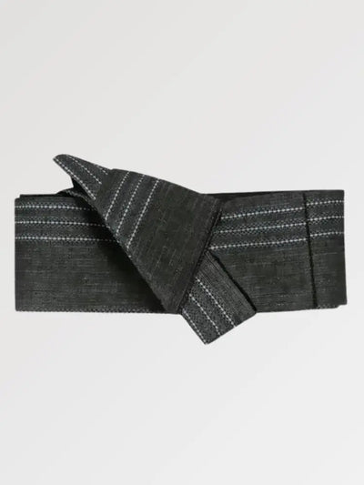La ceinture obi japonais pour homme dans une teinte sobre et au design à rayures