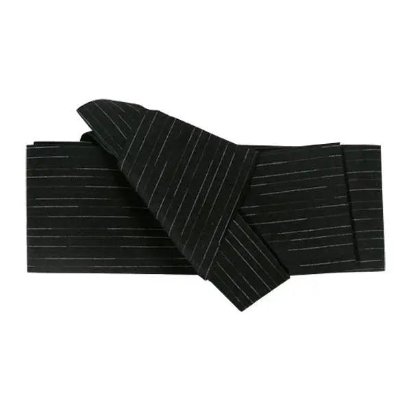 Ceinture obi homme noir aux fines rayures blanches pinstripe — vue de face nœud taiko — Japanstreet