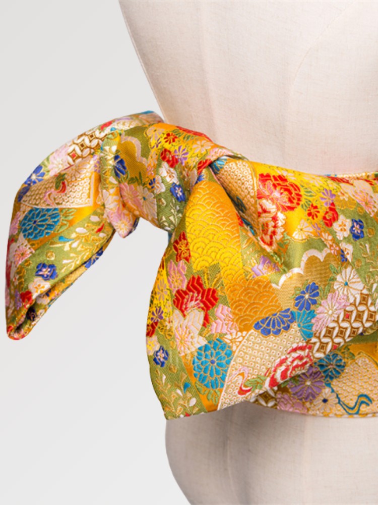 Ceinture obi femme doré et jaune tissé de pivoines et motifs floraux — vue de côté noué sur mannequin — Japanstreet