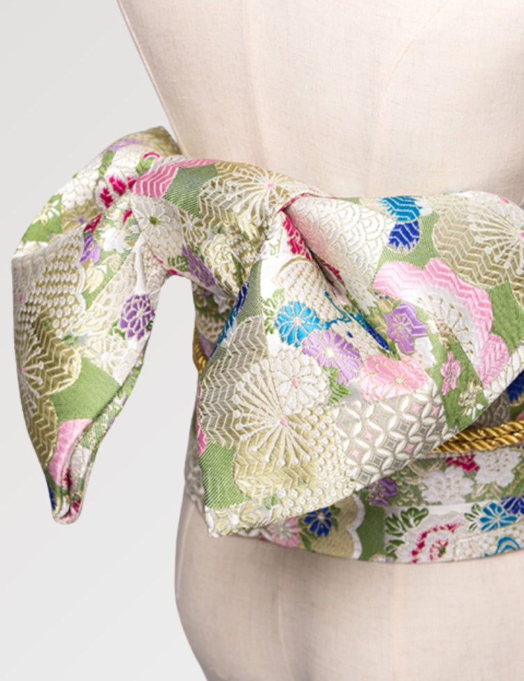 Une ceinture obi en tissu pour femme, accessoire indissociable du kimono japonais