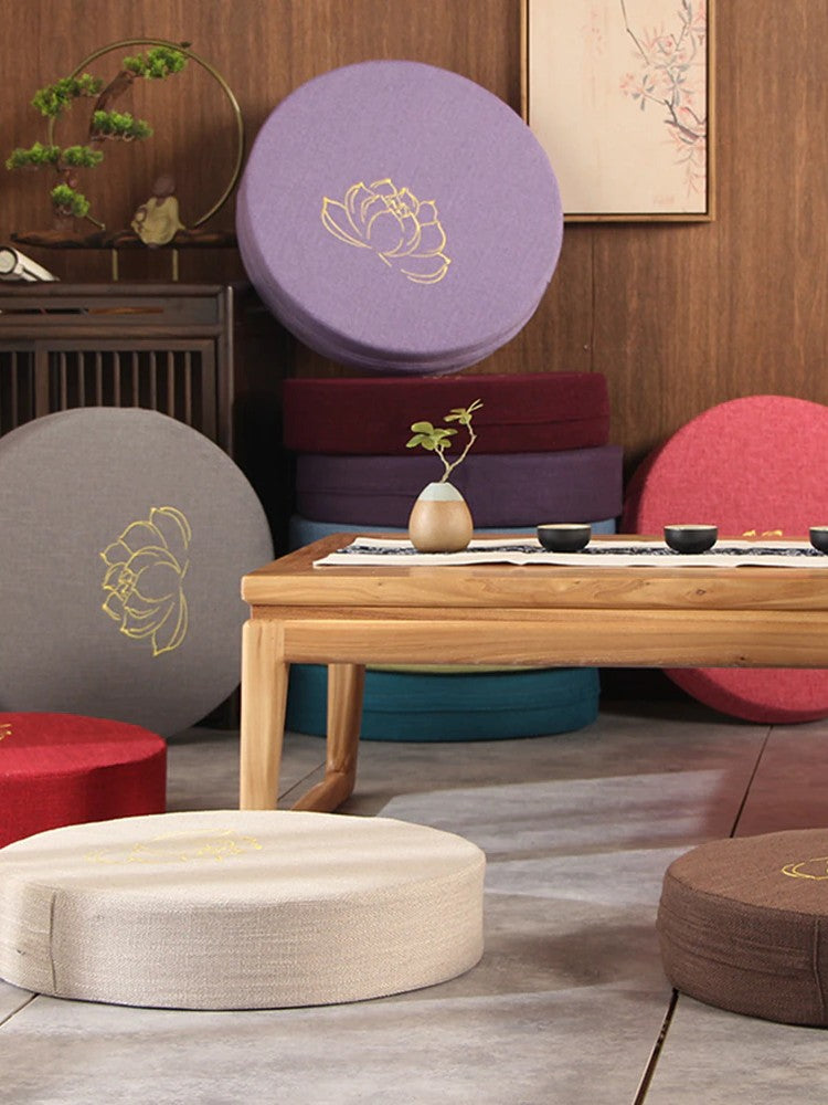 Coussin japonais Yehuga rond plat à lotus brodé doré en 6 couleurs (olive, cyan, violet, beige, gris, rouge) — vue en situati