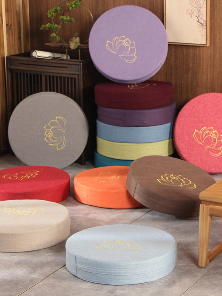 Coussin japonais Yehuga rond plat à lotus brodé doré en 6 couleurs (olive, cyan, violet, beige, gris, rouge) — vue principale