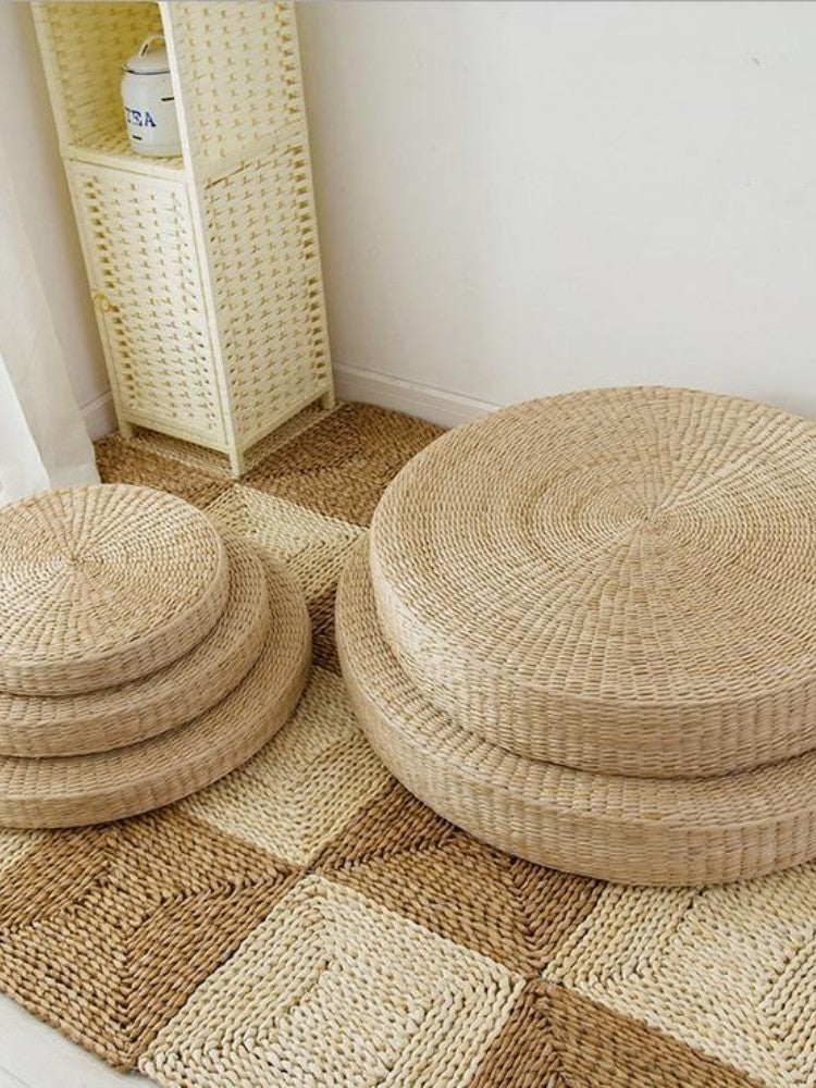 Coussin de sol rond en paille de blé tressée à la main en 4 formats inspiration tatami — vue en situation d'usage — Japanstre