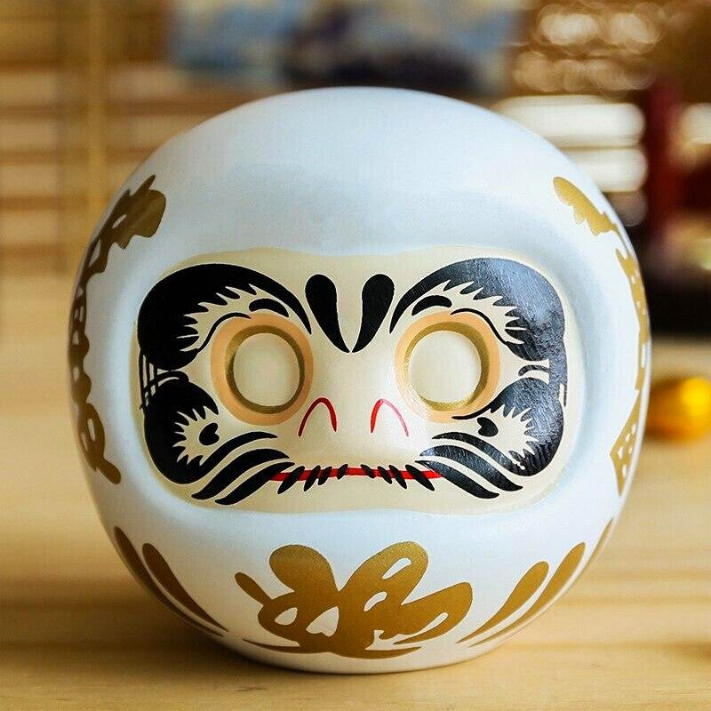 Daruma blanc à yeux vides pour rite du vœu de mariage palette shiromuku blanc-or, tirelire peinte main — vue de détail visage