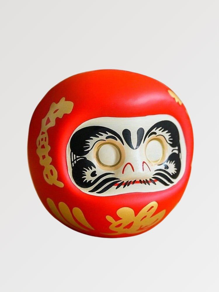 Daruma bordeaux à yeux entièrement vides prêt pour le rite du vœu, tirelire porcelaine peinte main — vue principale de face —