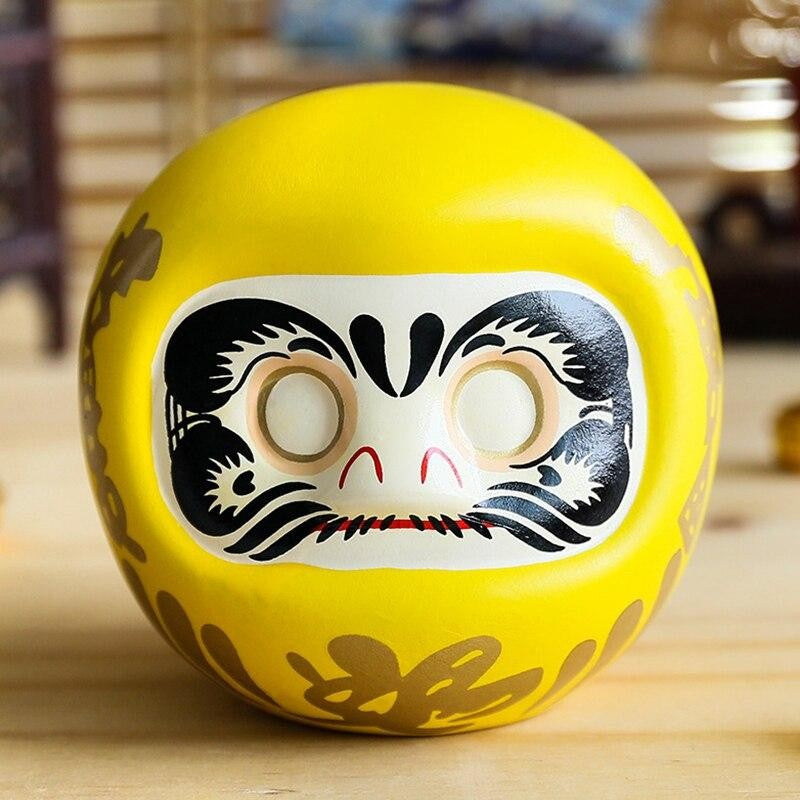 Daruma jaune solaire à yeux vides pour rite du vœu d'examen et de réussite étudiante, tirelire peinte main — vue de détail vi