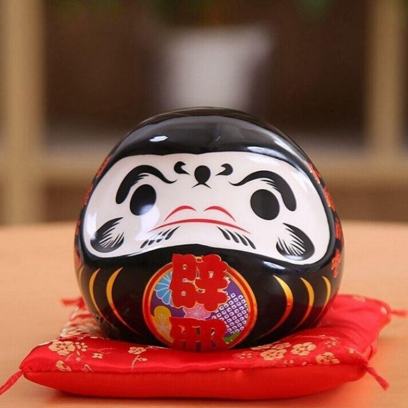Daruma noir laqué à motifs floraux dorés pour protection durant les années critiques yakudoshi — vue de détail visage — Japan