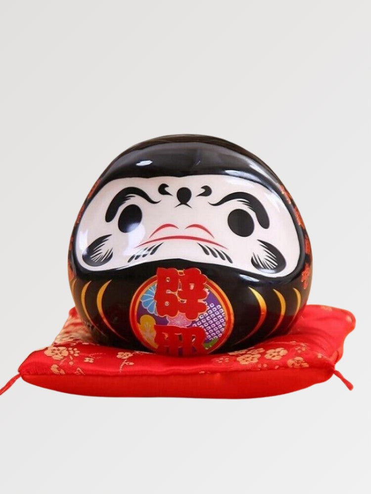 Daruma noir laqué à motifs floraux dorés pour protection durant les années critiques yakudoshi — vue principale de face — Jap