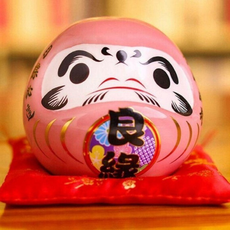 Daruma rose à kanji 良縁 ryōen (bonnes rencontres amoureuses) tradition sanctuaire Jishu Kyoto — vue de détail visage — Japanst