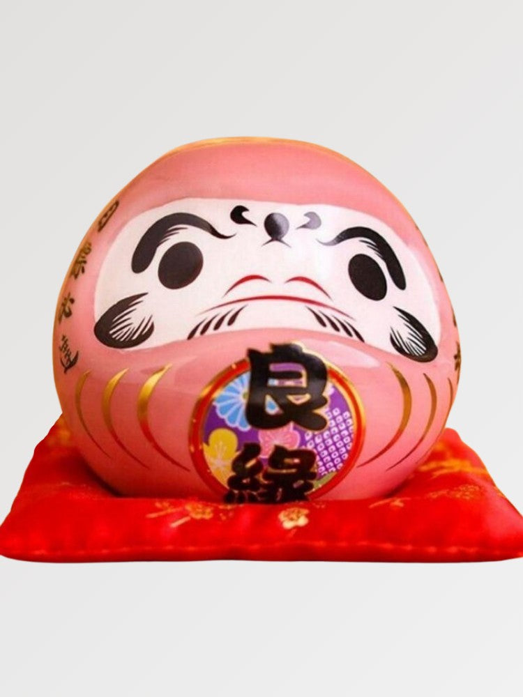 Daruma rose à kanji 良縁 ryōen (bonnes rencontres amoureuses) tradition sanctuaire Jishu Kyoto — vue de profil ou trois-quarts 