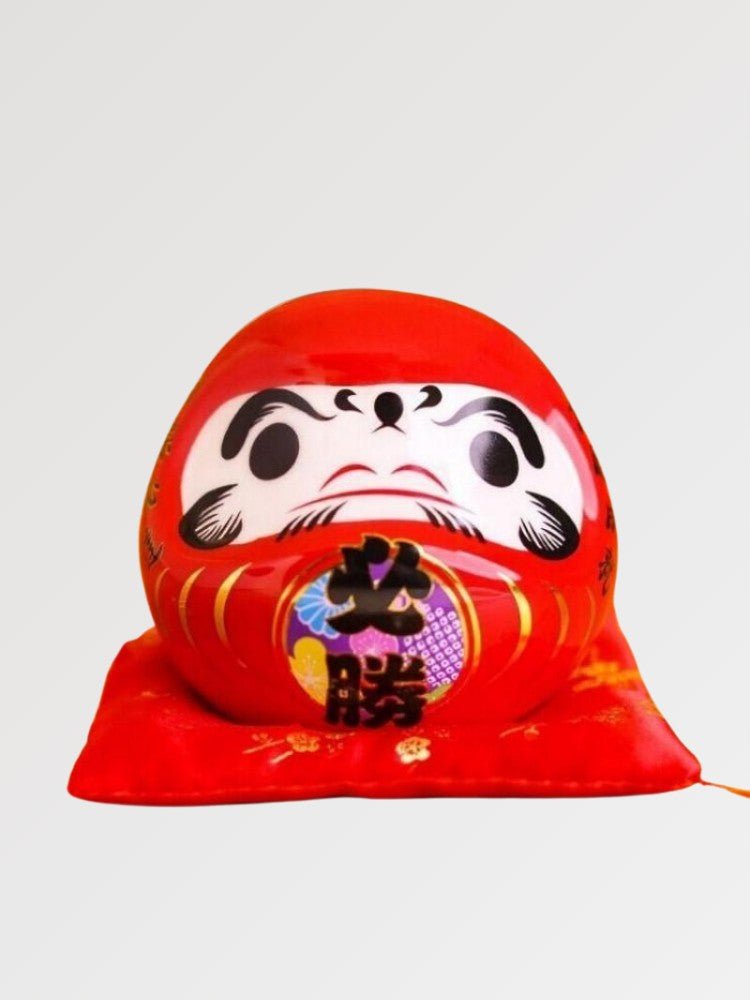 Daruma rouge classique à kanji 必勝 hisshō (victoire certaine) tradition Takasaki, tirelire peinte main — vue principale de fac