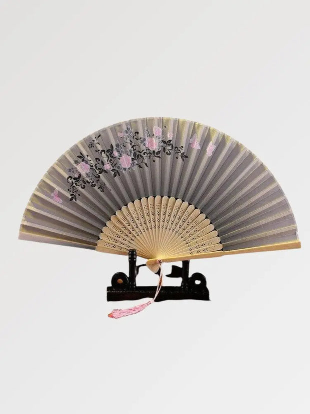 Éventail ancien dans un style japonais en tissu élégant et vintage