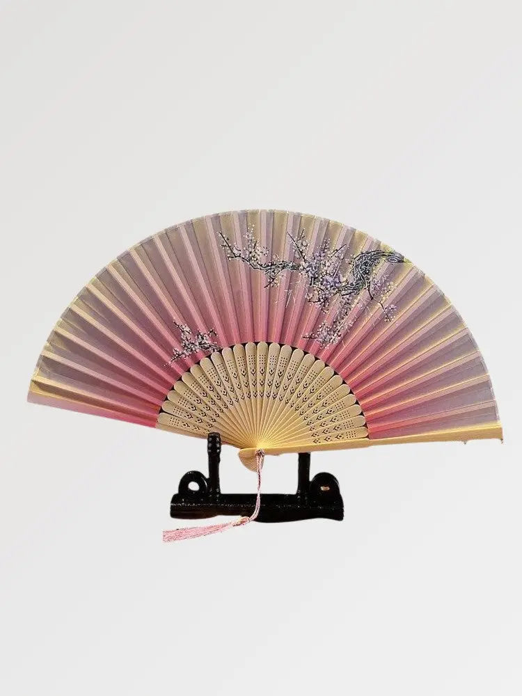 Un éventail japonais authentique rose au motif fleuri