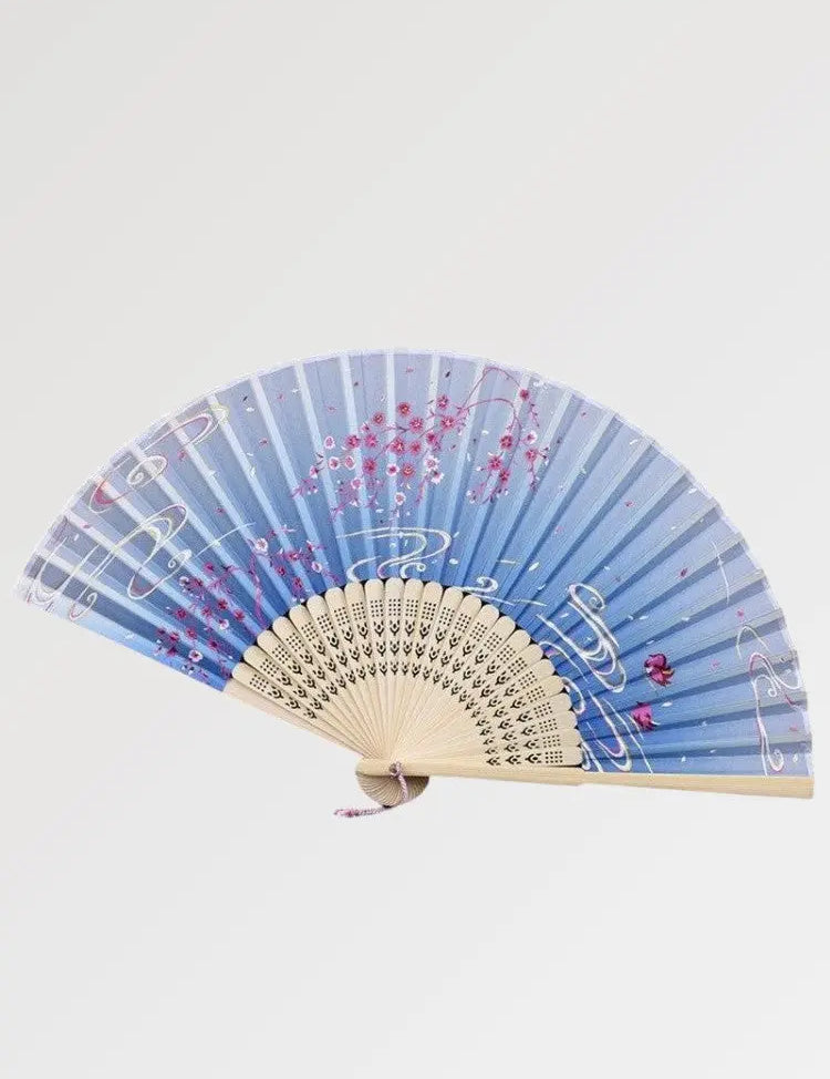 Éventail japonais bleu orné d'un motif fleur de cerisier