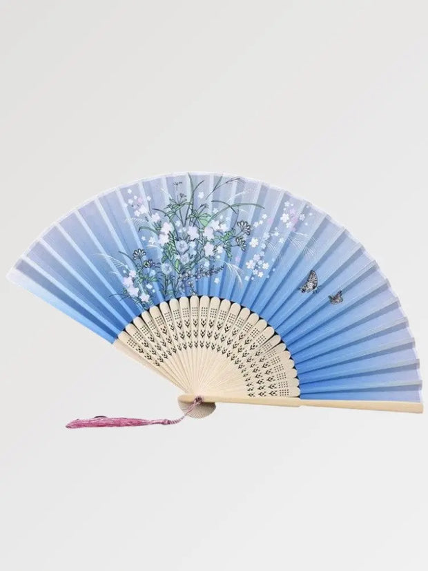 Éventail japonais bleu clair au tissu imprimé de fleurs de cerisier