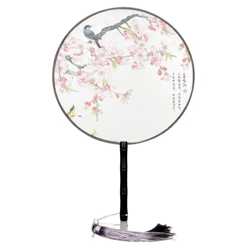 Éventail uchiwa rond blanc — fond clair épuré — vue de profil ou détail — Japanstreet