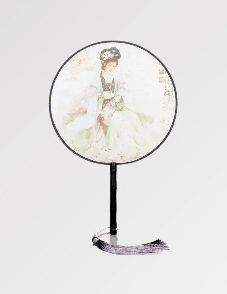 Éventail japonais rond en tissu et en bambou représentant une geisha