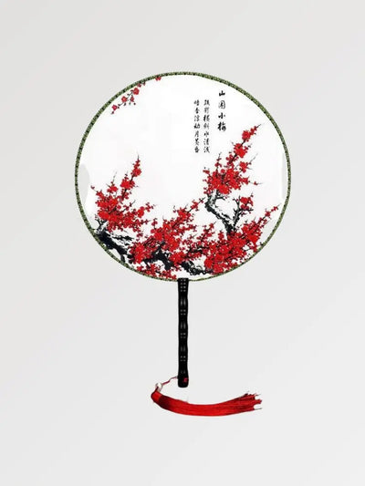 Éventail japonais de couleur rouge dans une forme traditionnelle ronde
