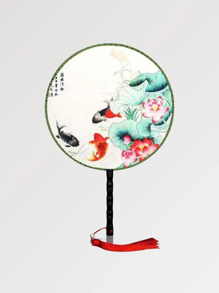 Éventail japonais à la forme ronde au motif de poisson et de multiples plantes