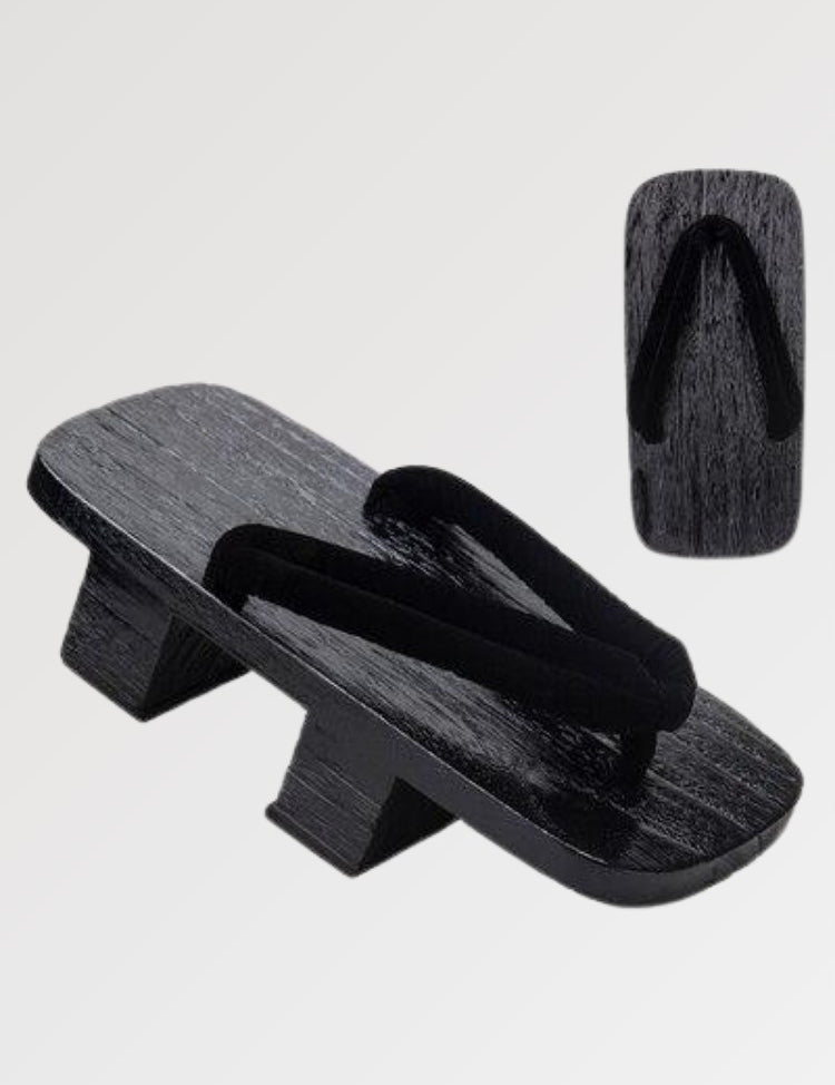 La paire de geta japonaise pour homme et femme au bois noir teinté
