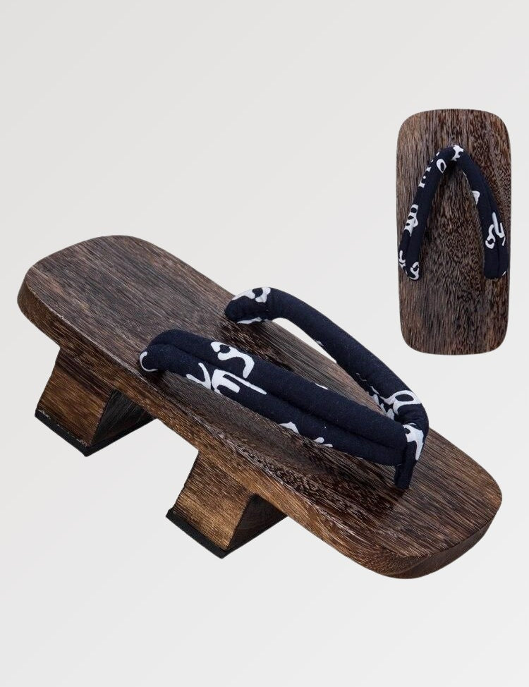La sandale traditionnelle japonaise en bois et sa lanière au motif discret