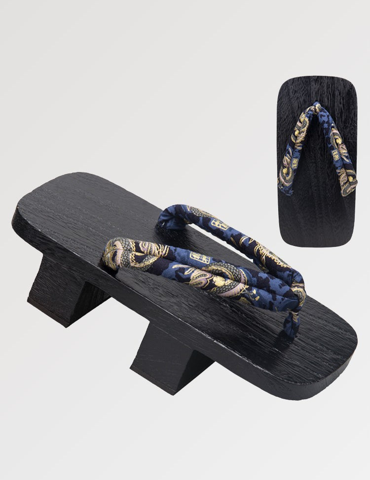 La geta japonaise en bois au motif traditionnel teintée d'un noir profond