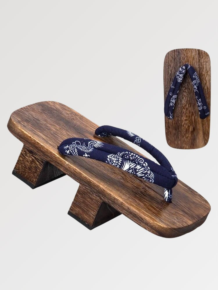 Geta japonaise traditionnelle, bois brun à deux dents, hanao bleu marine à dragon et phoenix dorés, vue trois-quarts - Japans