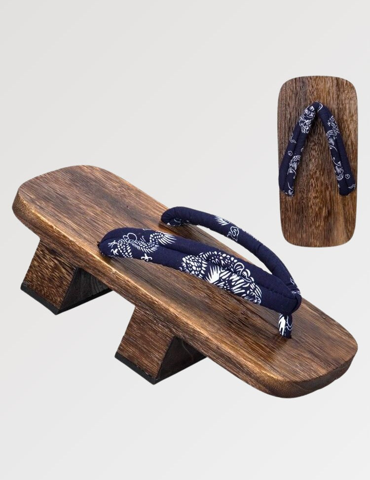 La sandale japonaise à semelle en bois plate aussi appelée geta