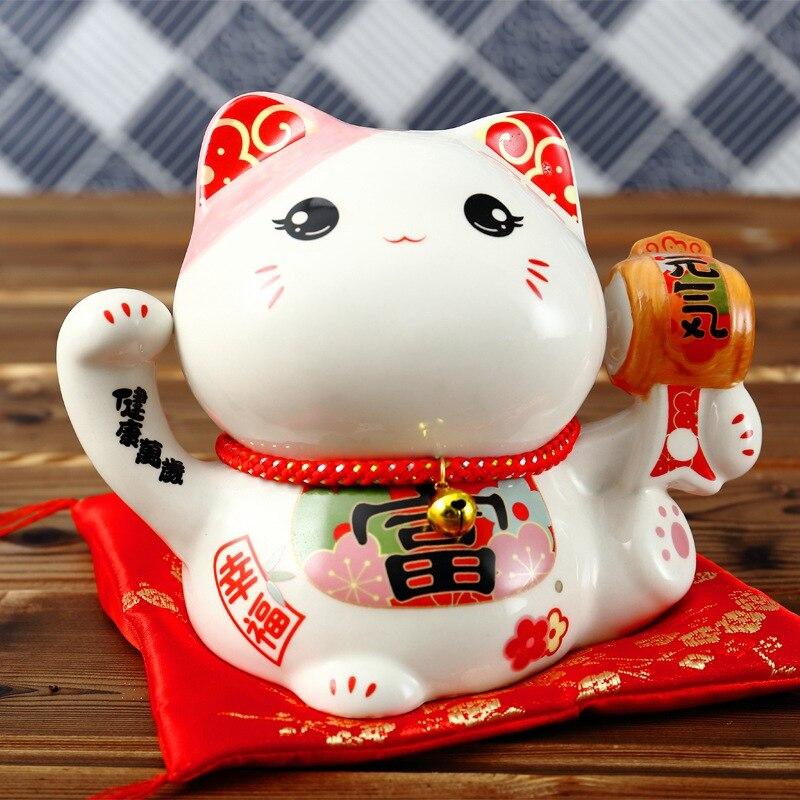 Maneki-neko tirelire blanc à patte gauche levée avec maillet d'or de Daikokuten et ruban rouge — vue de profil arrière — Japa