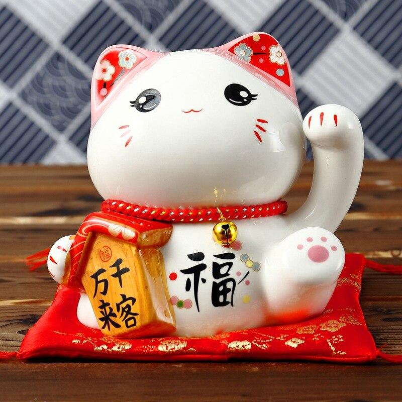 Maneki-neko tirelire blanc tenant panneau calligraphié 万千来客 avec bandeau rouge à fleurs — vue de profil arrière — Japanstreet