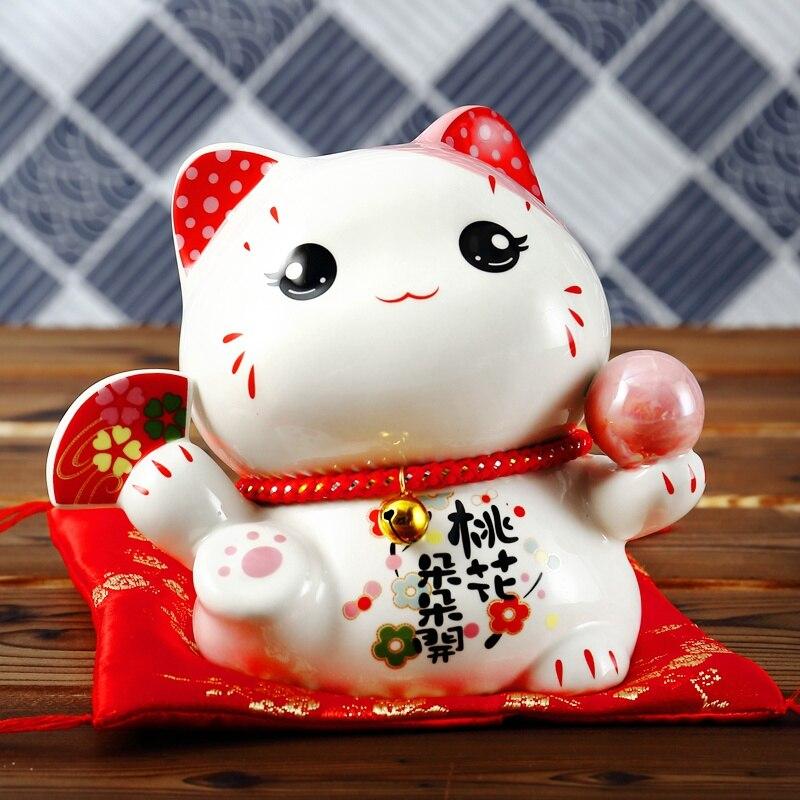 Maneki-neko tirelire blanc à patte levée avec perle rose et collier sakura, grammaire amoureuse — vue de profil arrière — Jap