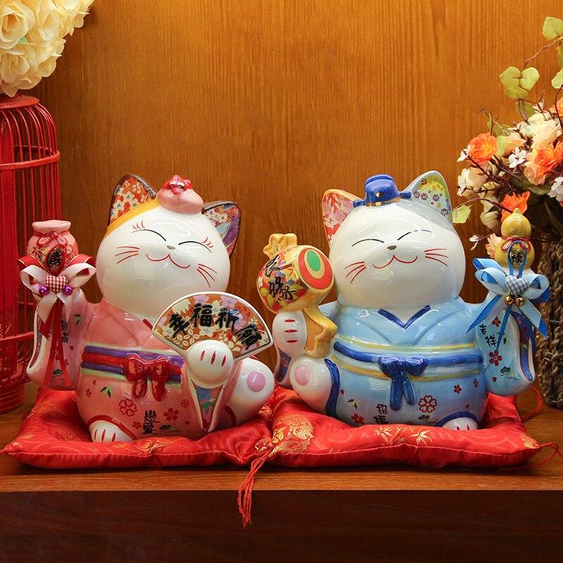 Maneki-neko tirelire en porcelaine version féminine, kimono rose floral avec poupée et éventail — vue de profil arrière — Jap