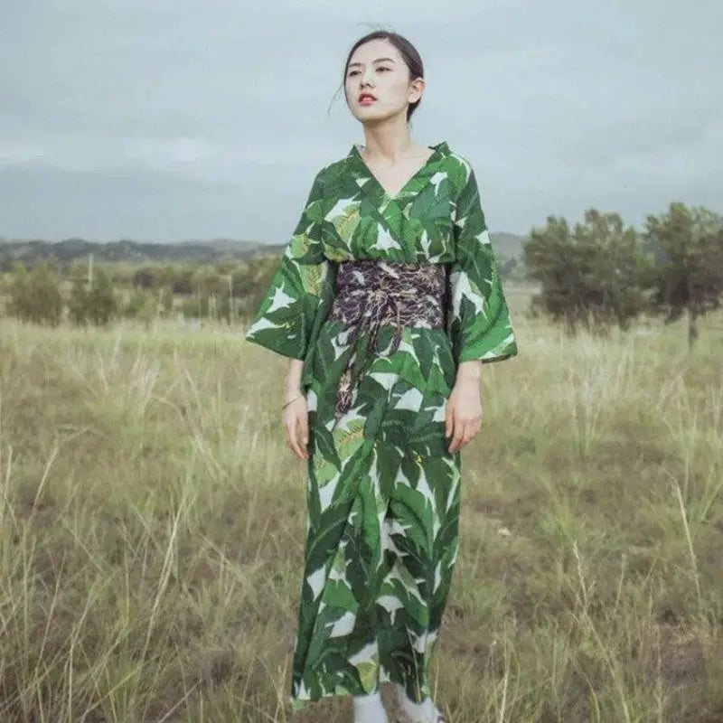 Kimono du Japon pour Femme recouvert d'un motif de feuilles printanière