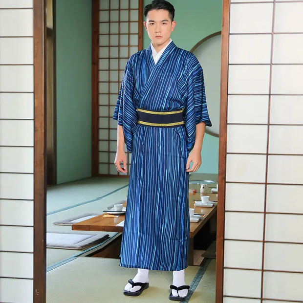 Un Kimono Court pour Homme aux multiples couleurs bleutées