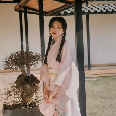 Kimono Japonais pour Femme dans une Couleur Rose au motif fleuri et sa ceinture obi traditionnelle
