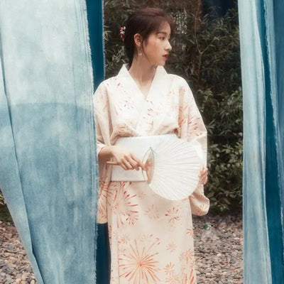 Kimono Japonais pour Femme aux motifs de feux d'artifices