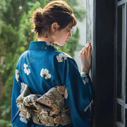 Kimono Japonais pour Femme et sa couleur Bleu marine au motif de fleurs de vanilles