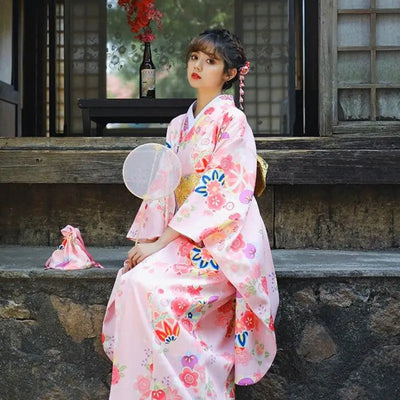Kimono Japonais Sakura pour Femme brodé de façon traditionnelle
