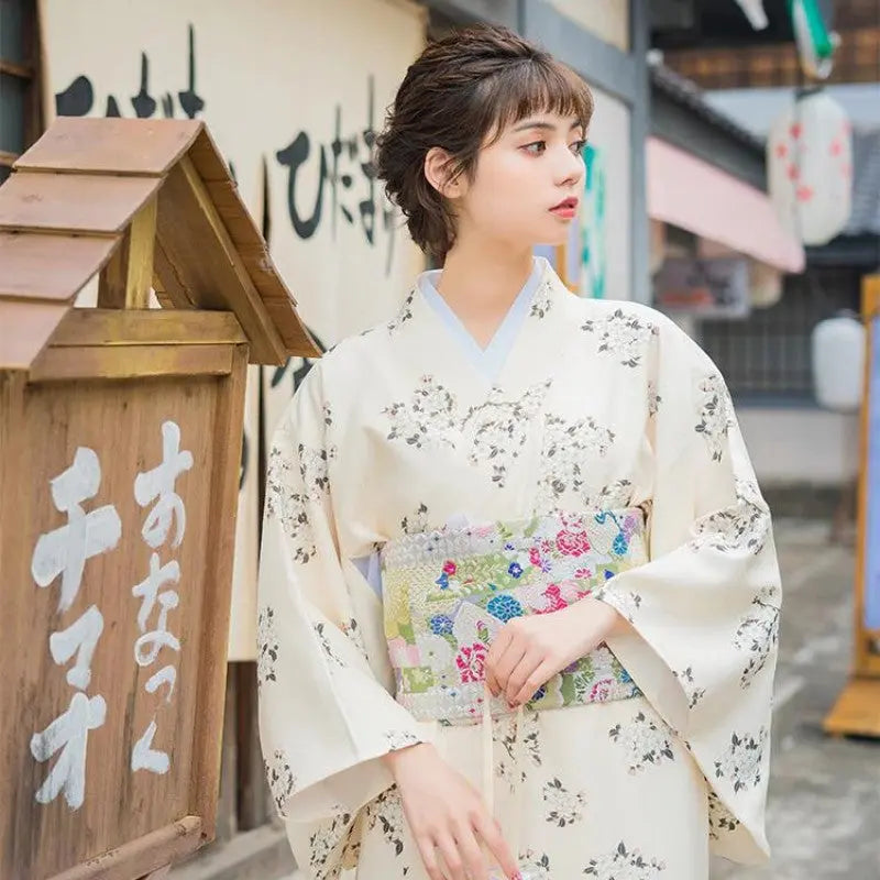 Le Kimono Japonais pour Femme dans un Blanc nacré au motif de sakura blanc