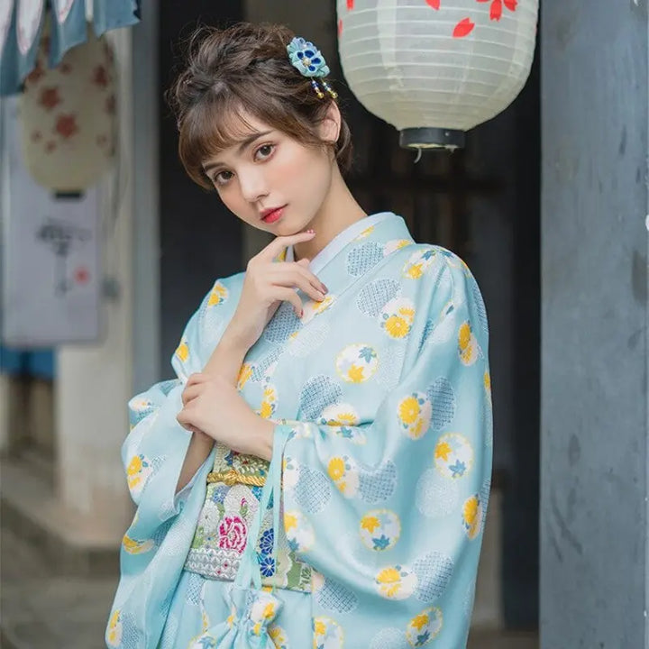 Kimono Japonais pour Femme de Grande Taille aux couleurs jaune et bleu rappelant l'été
