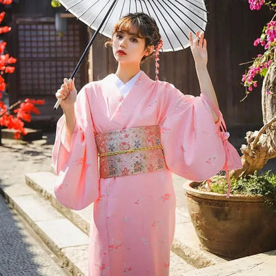 Élégant Kimono Japonais pour Femme dans un ton Rose à la ceinture obi dorée