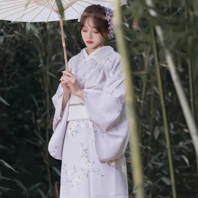 Kimono Japonais pour Femme dans un style Vintage et à la couleur lavande