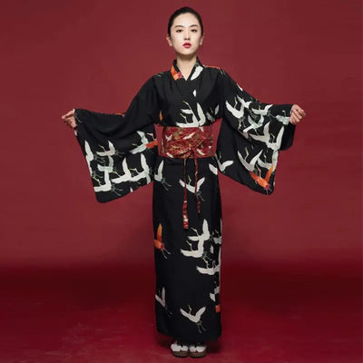 Un Kimono Japonais Noir pour Femme au motif imprimé de grues
