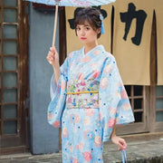 Kimono Japonais Traditionnel pour Femme dans une couleur bleu ciel aux imprimés fleurs de cerisiers